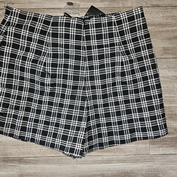 NWT Forever 21 black/white Plaid Skorts sz M. Never worn in perfect condition - Picture 2 of 6